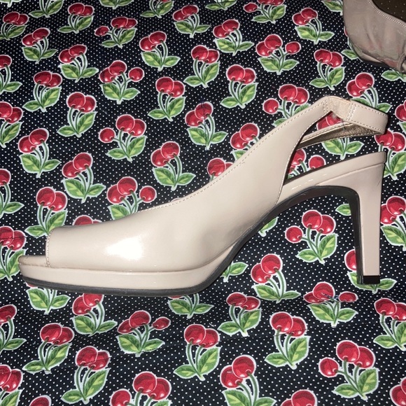 Size 8 1/2 beige, Life Stride peep toe heels. Look just like new - Picture 3 of 6